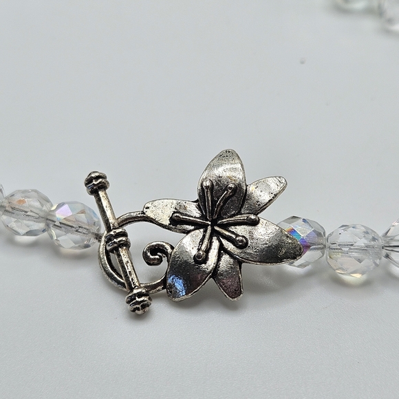 VINTAGE Crystal Clear and Green Beaded  Silver Accent Flower Clasp Necklace - Picture 8 of 10